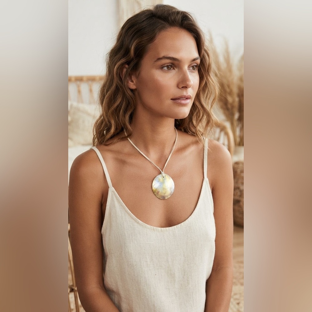 Sparkle shell round Pendant Necklace with leather string